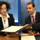 Mercedes Cabrera y César Antón, en el momento de la firma del convenio sobre dependencia