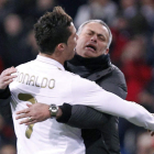 Ronaldo celebra su tercer gol de forma muy efusiva con su entrenador José Mourinho.