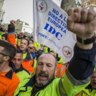 Protesta de estibadores ante la sede de la Delegación del Gobierno en València.
