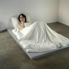 «En la cama», escultura de Ron Mueck, que se puede ver en la Royal Scottish Academy