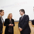 La consejera de Economía y Hacienda, Pilar del Olmo, junto al presidente de Network Steel, Óscar Heckh, junto al presidente de Network Steel, Óscar Heckh, y a los representantes de la Fundación Anclaje de CCOO Vicente Andrés y UGT, Raúl Santaeufemia.