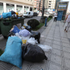 Bolsas de basura acumuladas ayer en pleno centro de Ponferrada. ANA F. BARREDO