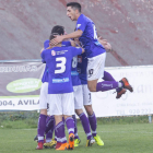 Los jugadores bañezanos celebran el gol del empate logrado por Sampedro. BELÉN GONZÁLEZ