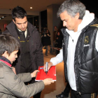 El entrenador portugués también se detuvo a firmar autógrafos cuando la expedición blanca llegó al hotel de Ponferrada.