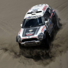 El catarí Nasser Al-Attiyah compite durante la novena etapa del Rally Dakar 2014 ayer.