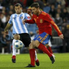El centrocampista argentino Mascherano lucha un balón con Xabi Alonso.
