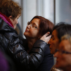 Isabel Rodríguez, madre de Silvia Brugos, recibe el apoyo de una amiga en la Audiencia.