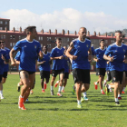 La plantilla blanquiazul entrenó sobre el césped del Colomán Trabado. ANA F. BARREDO