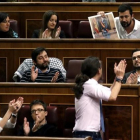 Los diputados de Podemos apluden la intervención de Antonio Gómez Reino.