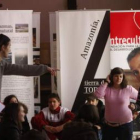 Un momento del taller de salud sexual, ayer en el IES Juan del Enzina, organizado por Cruz Roja de L