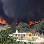 El fuego y el humo amenazan una vivienda en la localidad valenciana de Pedralba.