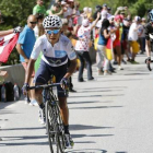 Nairo Quintana ataca en los primeros kilómetros de Alpe d'Huez mientras los miembros del equipo Sky tratan de reaccionar.