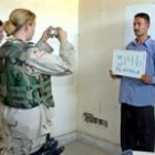 Una soldado americana ficha a un iraquí acusado de participar en las revueltas contra los aliados