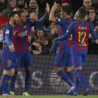 Messi y Neymar celebran uno de sus goles con sus compañeros. ESTÉVEZ
