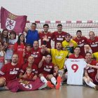 Vilken Mañánes, a la izquierda, celebra el título de campeón de España logrado en Puertollano, mientras el Domotec firma una brillante tercera posición. DL