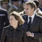 El ministra Chacón y el presidente Zapatero, ayer en el entierro de los militares.