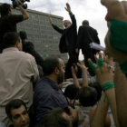 Musaví saluda a sus seguidores durante una protesta en Teherán.