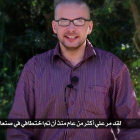 Captura del vídeo difundido por Al Qaeda en Yemen en el que aparece el rehén estadounidense Luke Somers.