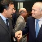 Moratinos conversa con su homólogo italiano, Franco Frattini, antes de la reunión de Bruselas