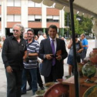 Riesco, junto a los organizadores de la feria de la cerámica, ayer durante su inauguración.