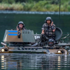 Soldados surcoreanos a bordo de un vehiculo armado K-200 cruzan el río Hongcheon durante las maniobras militares