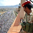 Soldados desertores observan a miles de opositores manifestándose contra el presidente Saleh.