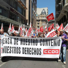 Trabajadores de hostelería y comercio en la concentración que mantuvieron ayer ante la sede de la patronal en la sede de León.