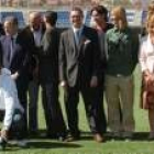 Directivos, jugadores y autoridades durante el acto de inauguración