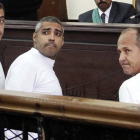Peter Greste (derecha) junto a sus compañeros de Al Jazira también condenados Mohamed Fahmy (izquierda) y Baher Mohamed (centro), el pasado marzo en un tribunal de El Cairo.