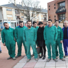 Luna con los alumnos y profesor del taller de empleo que remodeló la plaza de Cuatrovientos. L. D. M.