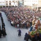 Aspecto que presentaba la plaza Mayor en la tarde del Viernes Santo, durante la procesión del Entier