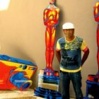 El artista leonés Santos Javier posa con su obra en el patio del palacio de Don Gutierre.