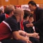 Gustavo Aranzana alecciona a Mills en un momento del partido del pasado miércoles en Huelva
