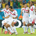 Los integrantes de la selección de Costa Rica celebran el pase a cuartos de final.
