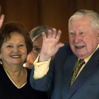 El ex dictador chileno Augusto Pinochet Ugarte  d  junto a su esposa Lucia Hriart  i  saluda hoy  sabado 25 de noviembre  en el dia de su 91 cumpleaños en el 2006.