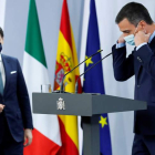 El presidente del Gobierno, Pedro Sánchez, y el primer ministro italiano, Giuseppe Conte, ayer en el Palacio de la Moncloa CHEMA MOYA