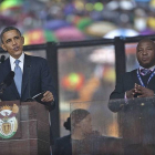 Thamsanqa Jantjie junto al presidente estadounidense, Barack Obama, durante su discurso en el funeral de Mandela.