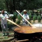 Preparación de la paellada en la primera fiesta celebrada en Zalamillas