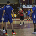 Manolo Cadenas en un momento del entrenamiento de ayer del Abanca Ademar. FERNANDO OTERO