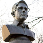 Un grupo de artistas ha colocado la estatua en un monumento a los caídos.