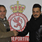 El momento en el que Felipe Llamazares y Rubén de la Barrera firman una ampliación del contrato de dos años que no se ha cumplido. MARCIANO PÉREZ