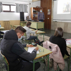 Un grupo de estudiantes, ayer, en el Juan del Enzina preparando la Ebau. FERNANDO OTERO