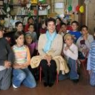 Covodonga Soto rodeada por los niños del Colegio Cervantes en su visita a la ludoteca