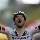 Tom Dumoulin alza los brazos tras ganar la novena etapa del Tour de Francia. YOAN VALAT