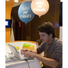Un joven participa en una actividad sobre redes sociales. EFE