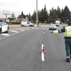 Imagen de un guardia civil de Tráfico en un control de la carretera de circunvalación. RAMIRO