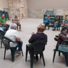 Imagen de la reunión de ayer del alcalde y el pedáneo con los vecinos de Alcuetas. DL