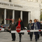 Familiares de las víctimas del accidente del Yak-42 abandonan el Ministerio de Defensa. KIKO HUESCA