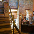 Escalera interior y fachadas de la bellísima casa maragataCuca La Vaina, en Castrillo de los Polvazares.