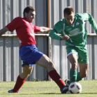 Álvaro, a la derecha, se lleva el balón a pesar de su rival.